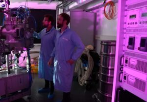 David und Owen in einem Labor am IKZ.