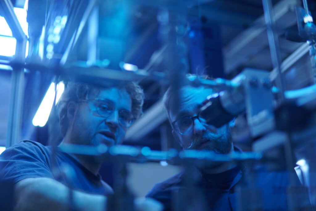 Owen und David besprechen sich an der Anlage.