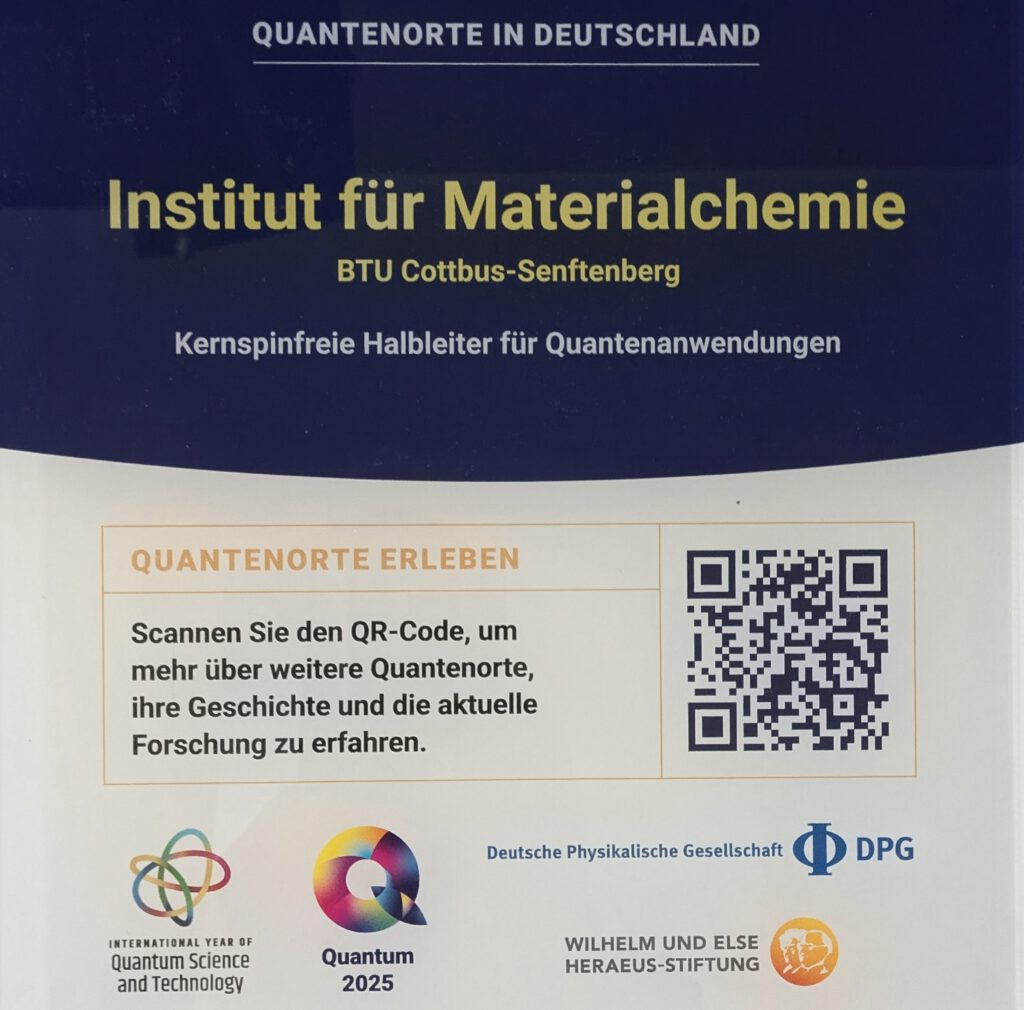 Plakete für das Institut für Materialchemie der Brandenburgisch Technischen Universität Cottbus-Senftenberg als Quantenort.